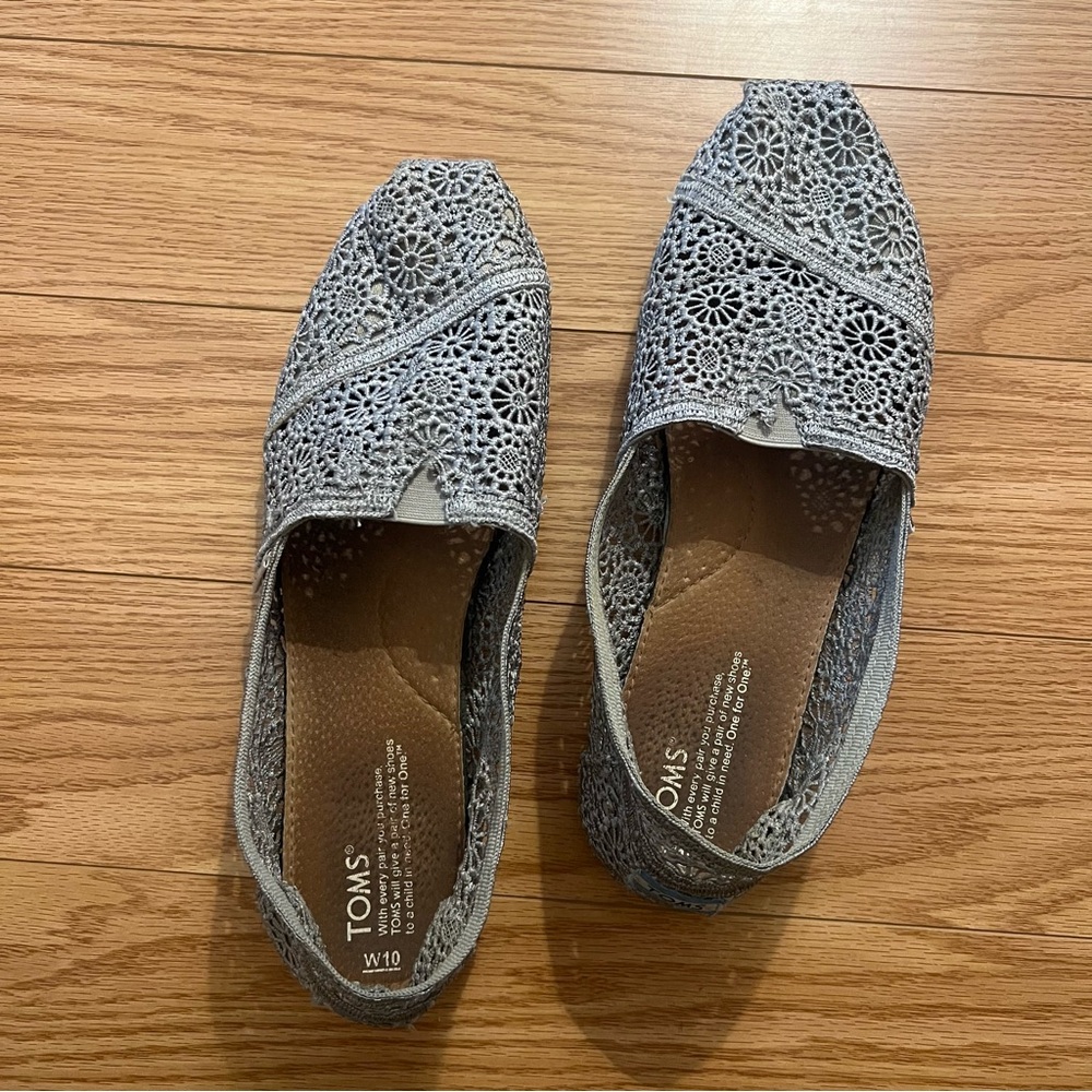 Lace floral Toms loafers. Super comfy! Worn but in great shape. Women’s size 10.